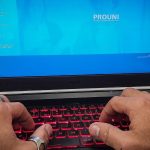 Estudantes em sala de aula de instituição de ensino superior