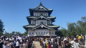 Voluntários puxam a torre do Castelo de Hirosaki com cordas