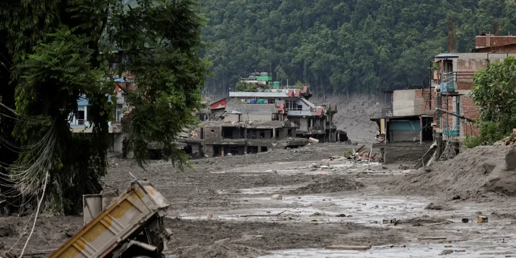 Área atingida por enchente e deslizamento na fronteira entre Nepal e Tibete