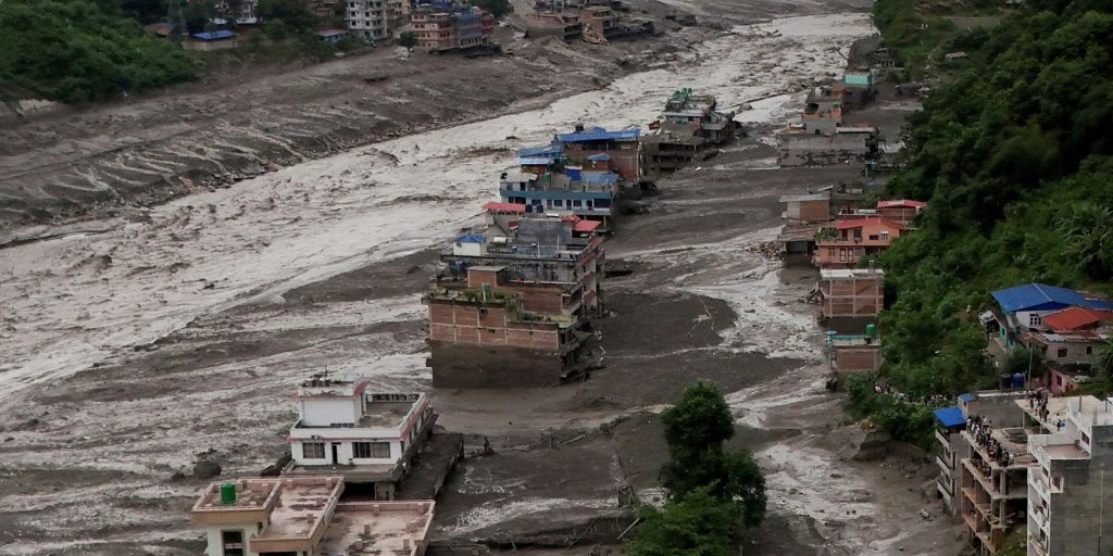 Destruição provocada pela enchente na região de fronteira entre Nepal e Tibete