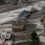 Destruição provocada pela enchente na região de fronteira entre Nepal e Tibete