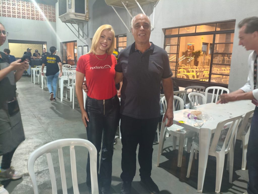 Visitantes posam para foto na Efapi 2026, em Santo Antônio da Platina