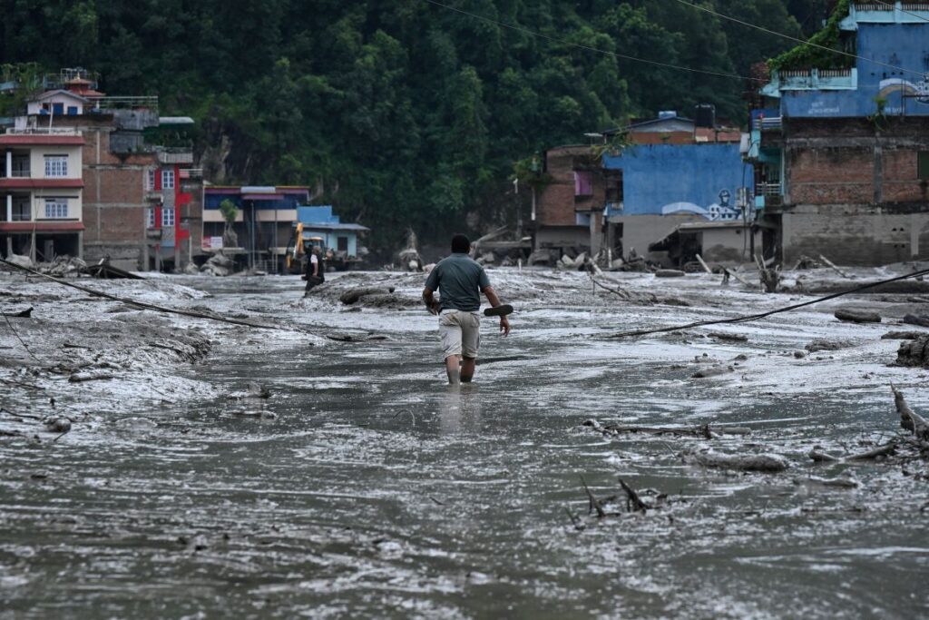Sobe para 600 mortes em enchentes no Nepal