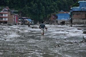 Sobe para 600 mortes em enchentes no Nepal