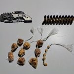 Munições calibre .38 e porções de crack apreendidas pela Polícia Militar em Jacarezinho