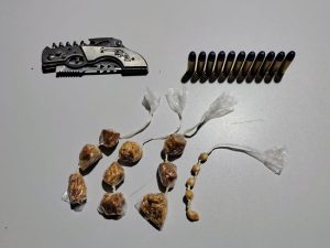 Munições calibre .38 e porções de crack apreendidas pela Polícia Militar em Jacarezinho