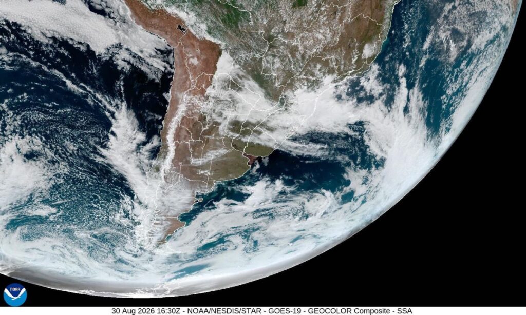 Satélite mostra sistema de nuvens intensas sobre o Sul do Brasil e região costeira