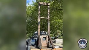 Guilhotina transportada em caminhonete perto do Capitólio dos EUA