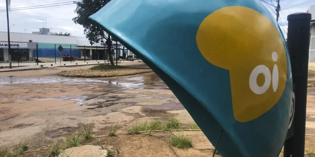 Orelhão com a marca da operadora Oi