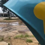 Orelhão com a marca da operadora Oi