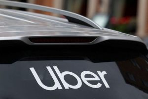 Logotipo do aplicativo Uber exibido em tela de celular
