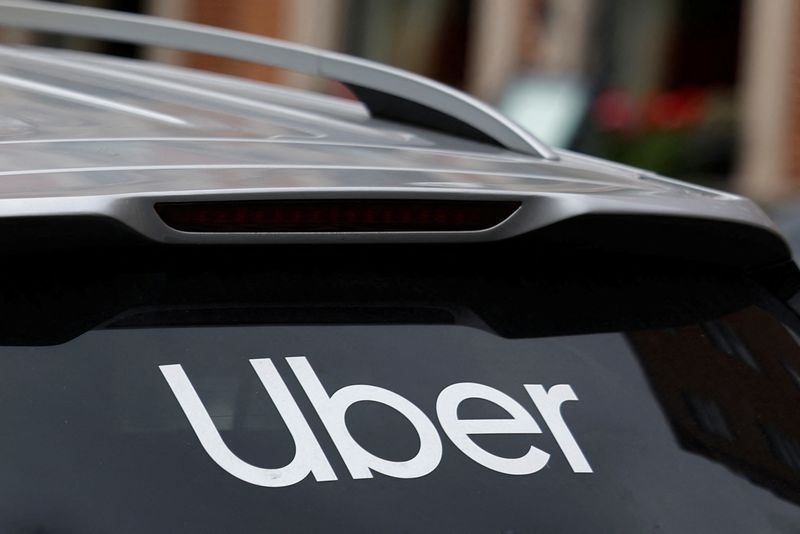 Logotipo do aplicativo Uber exibido em tela de celular