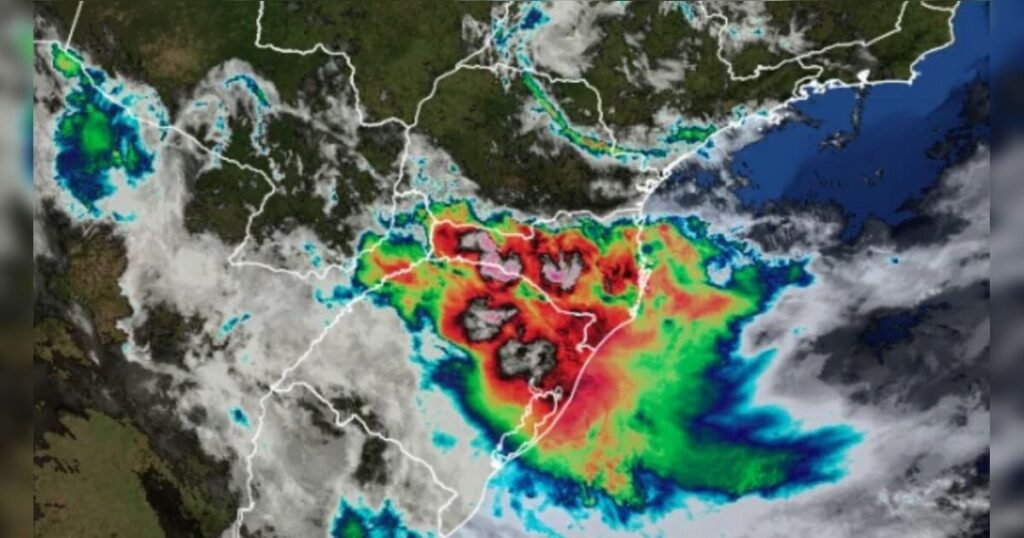 Satélite mostra intensas áreas de chuva sobre região sul do Brasil com cores variadas indicando precipitação