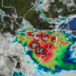 Satélite mostra intensas áreas de chuva sobre região sul do Brasil com cores variadas indicando precipitação