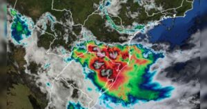 Satélite mostra intensas áreas de chuva sobre região sul do Brasil com cores variadas indicando precipitação
