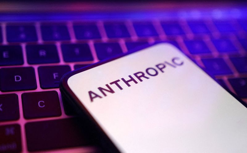 Um smartphone com o nome Anthropic exibido na tela sobre um teclado iluminado em tons de roxo e azul
