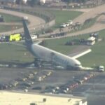 Avião da Prime Air parado fora da pista em aeroporto com veículos de emergência ao redor