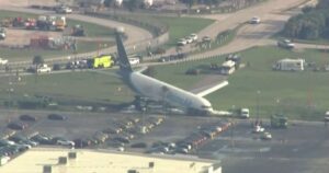 Avião da Prime Air parado fora da pista em aeroporto com veículos de emergência ao redor