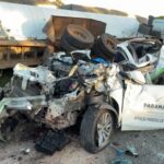 Carro com inscrição de saúde destruído após colisão com caminhão em rodovia