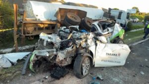 Carro com inscrição de saúde destruído após colisão com caminhão em rodovia