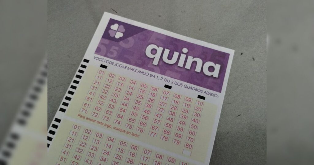 Um bilhete da Quina com números para marcação sobre superfície cinza