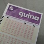 Um bilhete da Quina com números para marcação sobre superfície cinza
