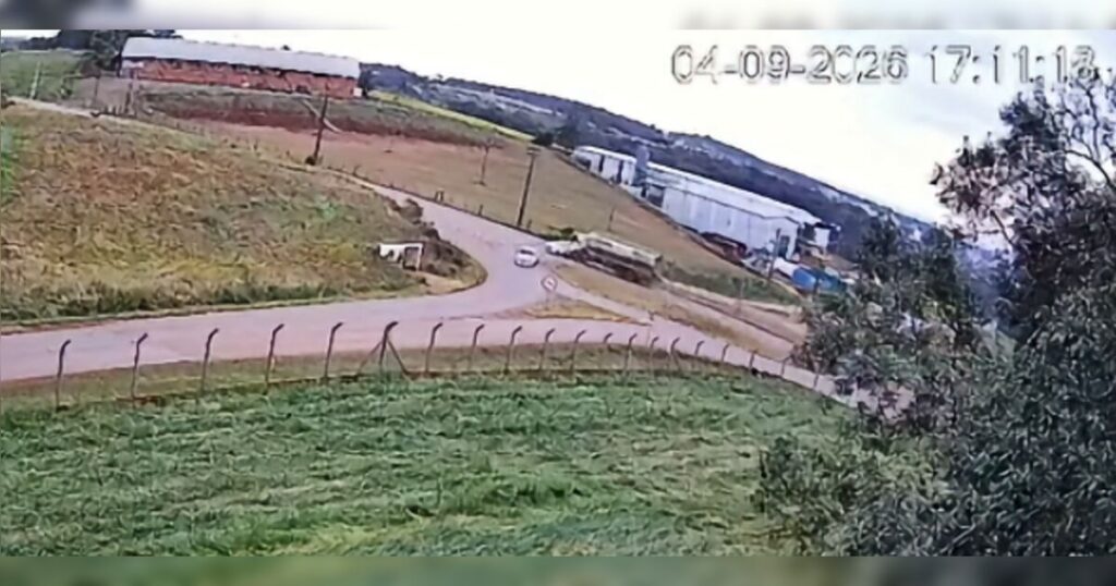 Câmera de segurança registra momento em que dois veículos colidem em curva de estrada rural
