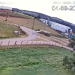 Câmera de segurança registra momento em que dois veículos colidem em curva de estrada rural