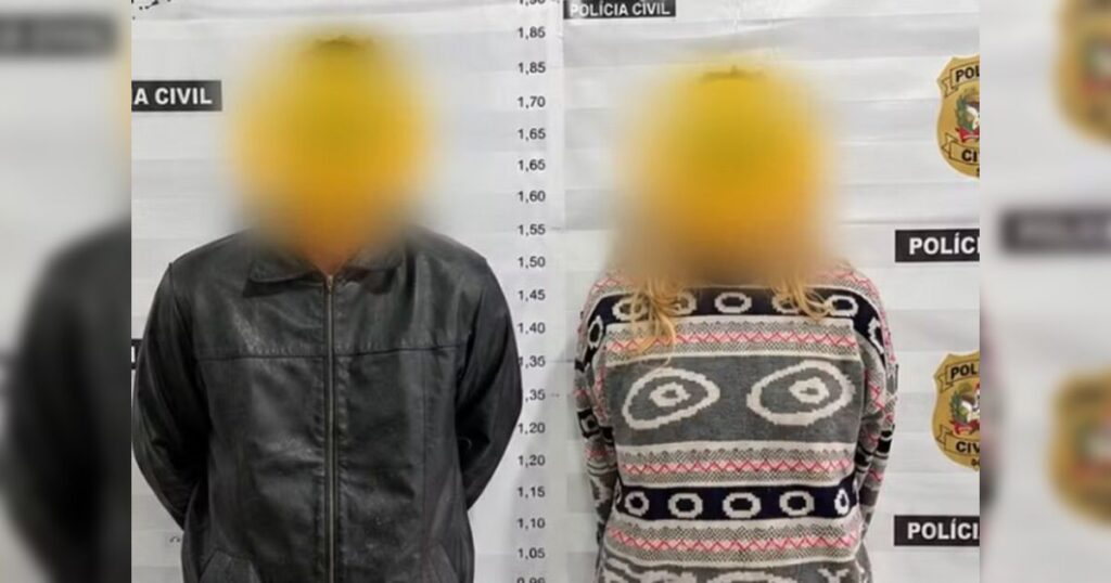 Um homem e uma mulher em frente a parede de medição da Polícia Civil com rostos pixelados