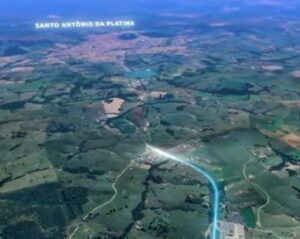 Vista aérea de uma rodovia em meio a paisagem rural com campos e áreas verdes, com texto indicando Santo Antônio da Platina