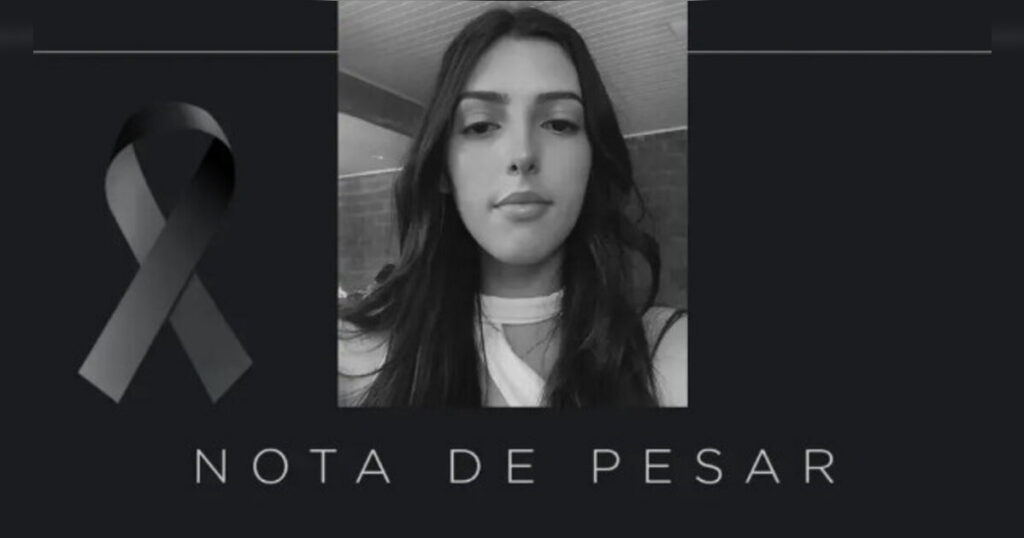 Imagem em preto e branco de uma jovem com cabelos longos ao lado de uma fita preta e a inscrição "NOTA DE PESAR