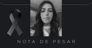 Imagem em preto e branco de uma jovem com cabelos longos ao lado de uma fita preta e a inscrição "NOTA DE PESAR