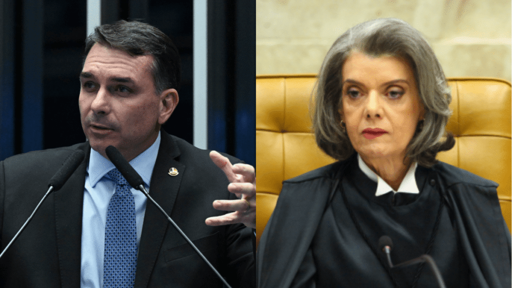 Um homem de terno fala em frente a microfones ao lado de uma mulher com vestimenta judicial sentada em cadeira dourada