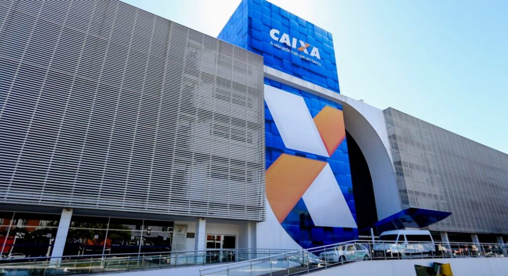 Fachada de um prédio com grande letreiro da Caixa e design moderno em tons de azul, branco e laranja