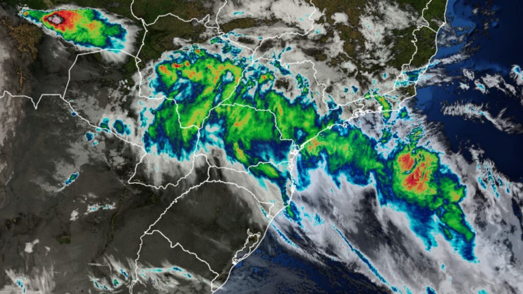 Satélite mostra extensa cobertura de nuvens com áreas de precipitação intensa sobre região sul do Brasil