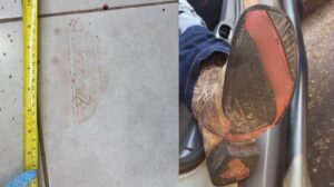 Mancha de sangue em piso com régua de medição ao lado e sola de bota com detalhes em vermelho