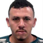 Homem com cabelo curto e barba rala olha para frente em foto de perfil