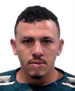 Homem com cabelo curto e barba rala olha para frente em foto de perfil