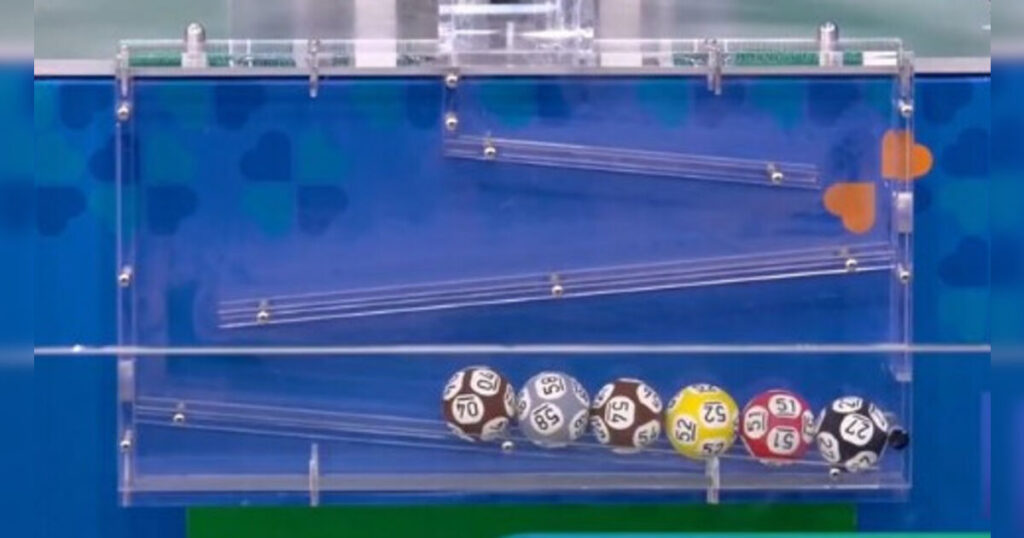 Bolas numeradas em vitrine de sorteio com fundo azul e detalhes em forma de nuvens