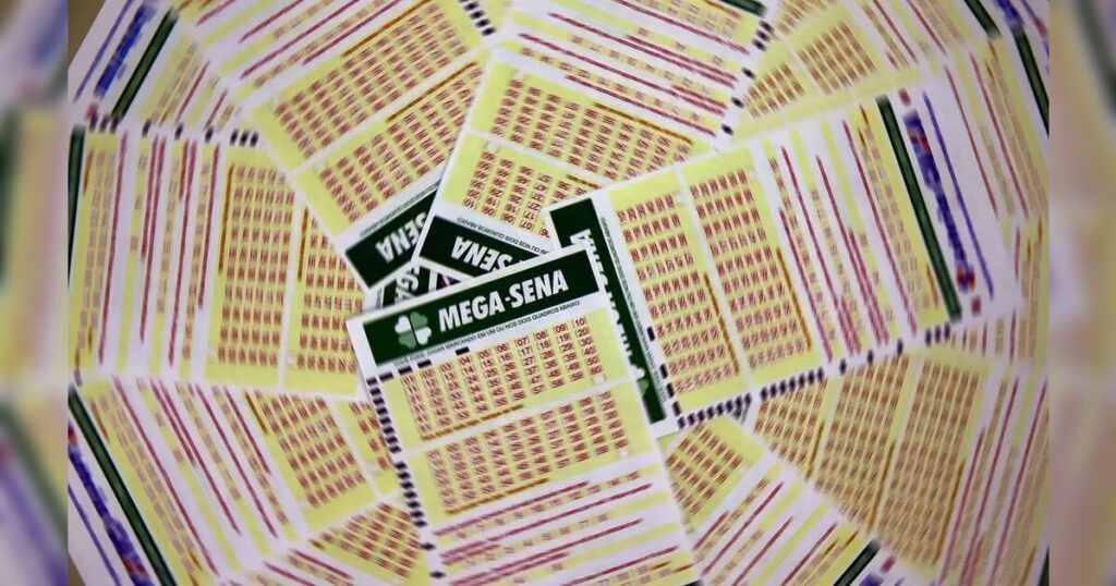 Vários bilhetes da Mega-Sena espalhados sobre uma superfície, com números e campos para marcação visíveis