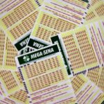 Vários bilhetes da Mega-Sena espalhados sobre uma superfície, com números e campos para marcação visíveis
