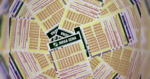 Vários bilhetes da Mega-Sena espalhados sobre uma superfície, com números e campos para marcação visíveis