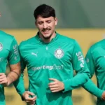 Três homens em uniformes verdes do Palmeiras durante treino ao ar livre
