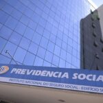 Fachada de prédio com placa da Previdência Social e edifício sede do Instituto Nacional do Seguro Social