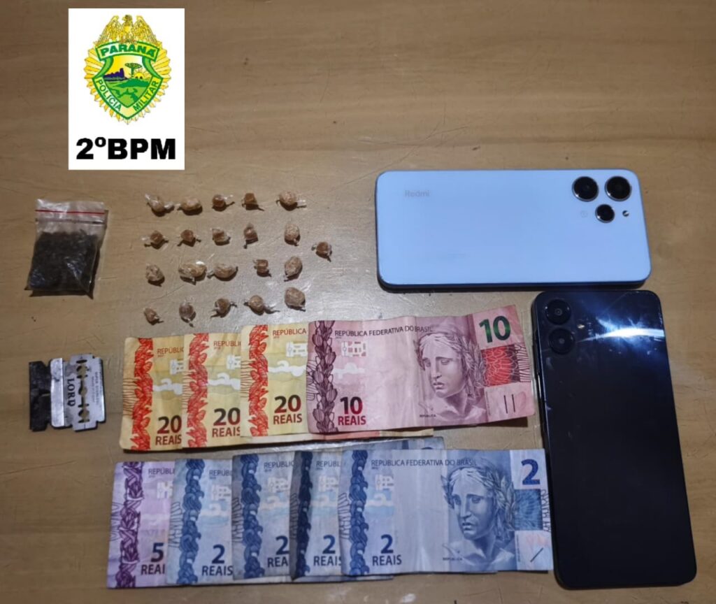 Objetos apreendidos dispostos sobre mesa, incluindo drogas, dinheiro, celulares e um estojo de cigarros