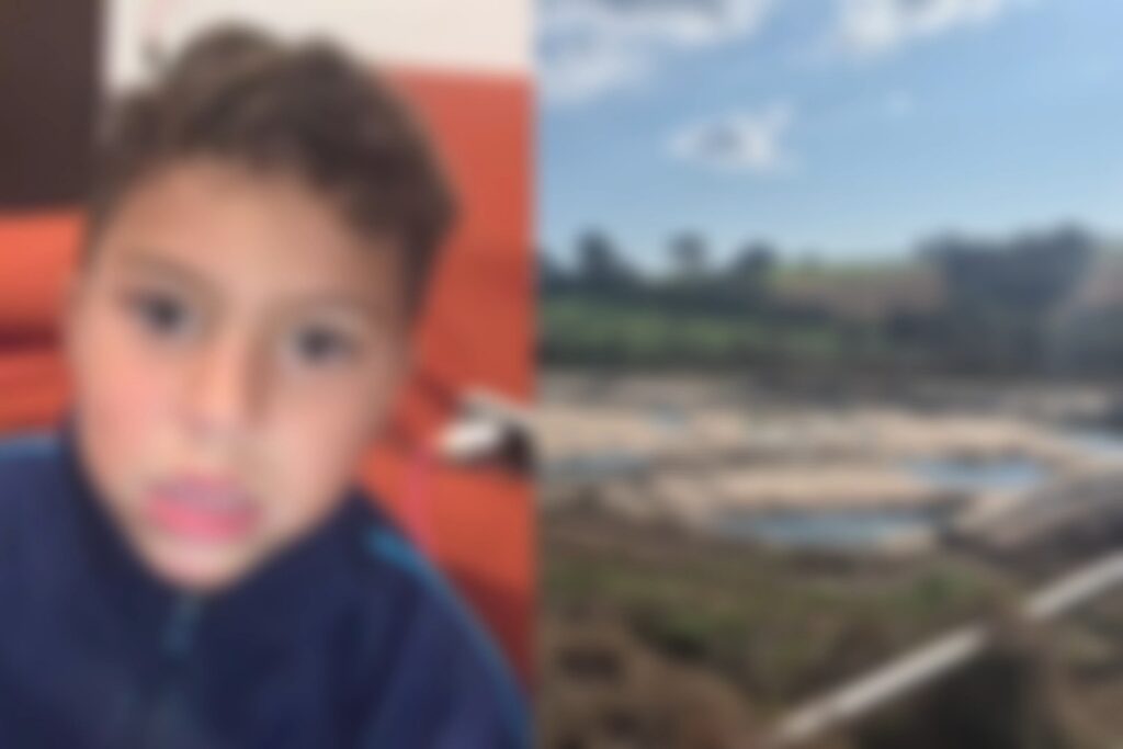 Menino em imagem ao lado de cena com terreno alagado e vegetação ao fundo