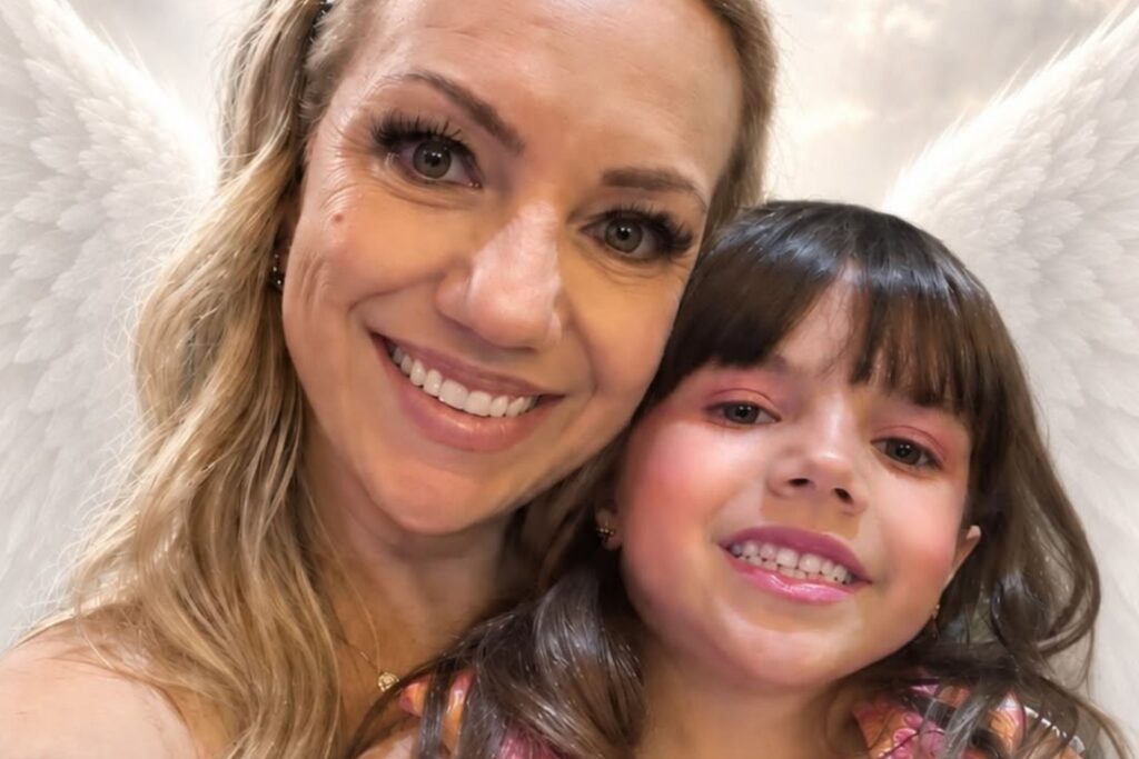 Uma mulher e uma criança sorrindo com asas de anjo em um fundo claro