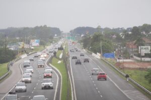 Tráfego intenso em rodovia com diversos veículos circulando em ambos os sentidos