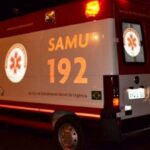 Uma ambulância do SAMU 192 estacionada à noite com luzes acesas em uma rodovia