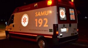Uma ambulância do SAMU 192 estacionada à noite com luzes acesas em uma rodovia